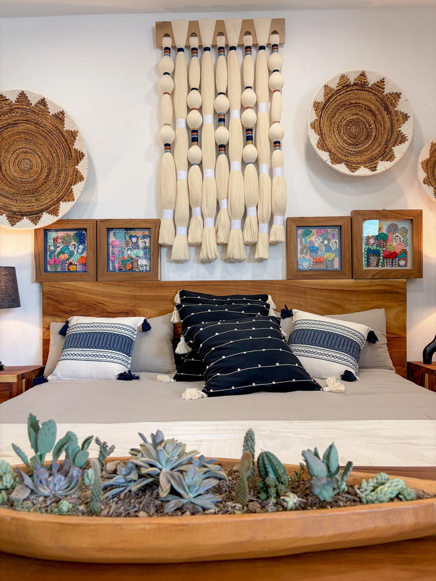 Recámara con cabecera de parota, arte enmarcado y textiles artesanales, Mezquite Mexican Design