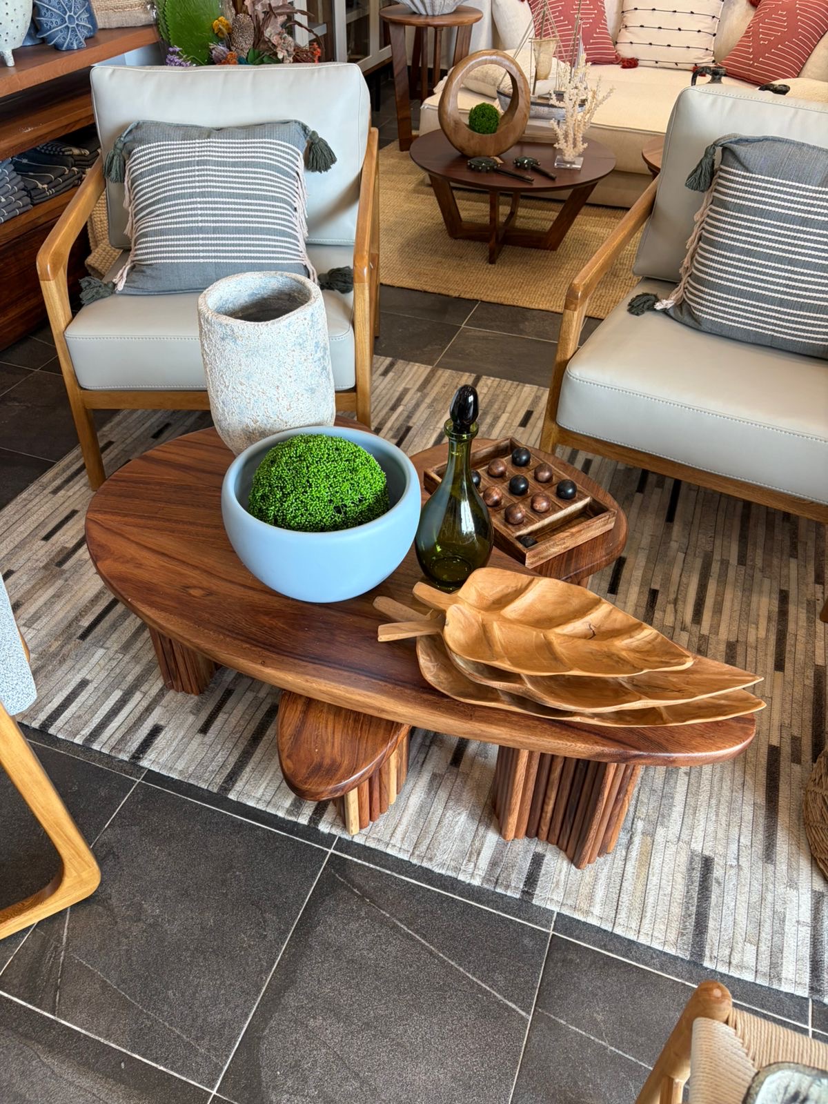 Mesa de centro de parota con bandeja de hoja tallada y objetos decorativos, Mezquite Los Cabos