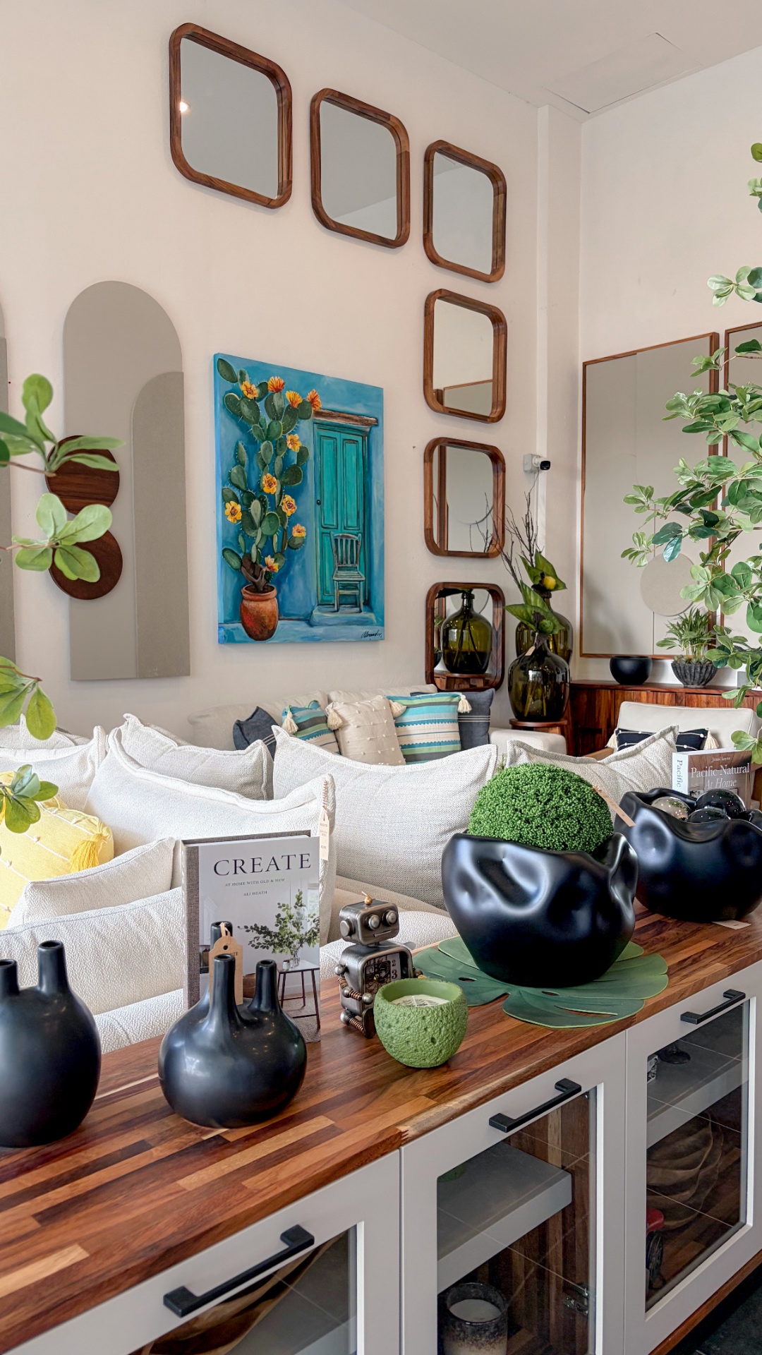 Showroom de Mezquite Mexican Design en Los Cabos con muebles de madera, arte y decoración