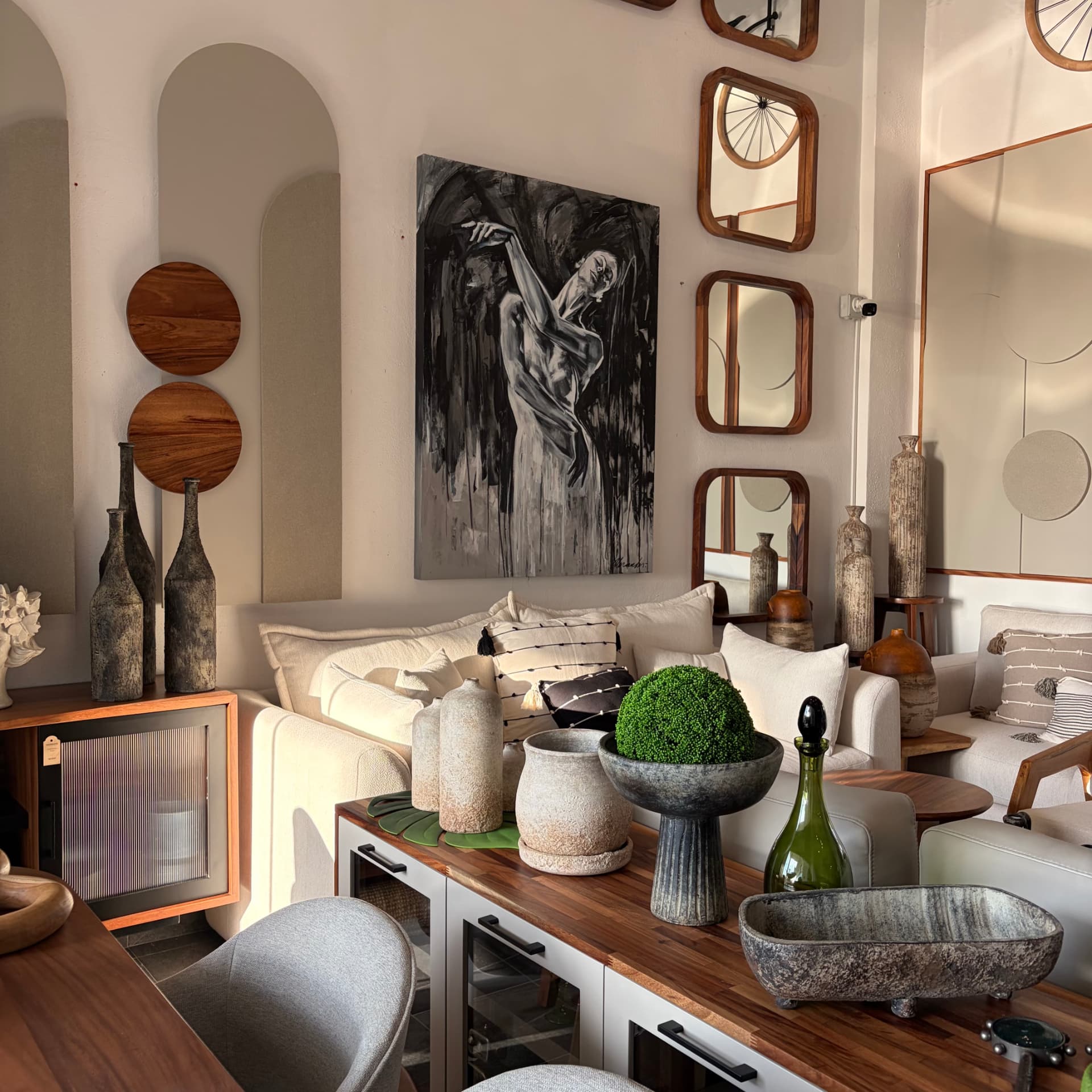 Sala interior con sofás de lino, consola de madera y galería de espejos, Mezquite Los Cabos