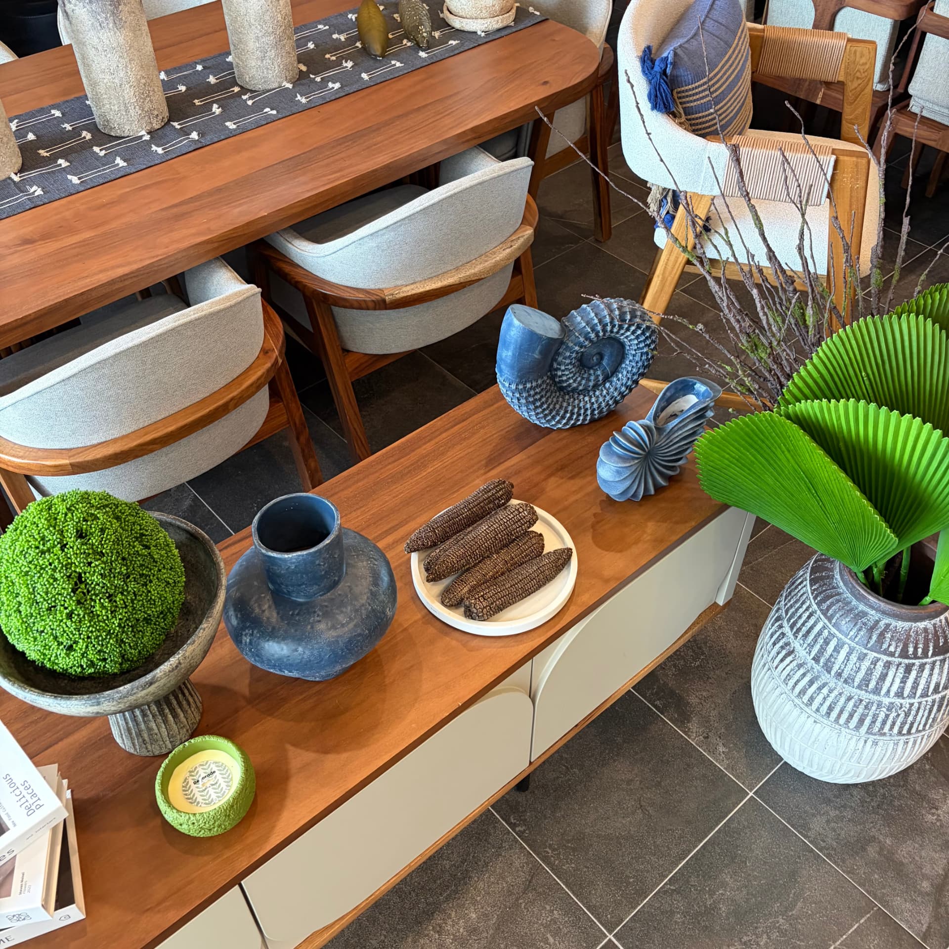 Consola de parota con jarrones azules, follaje y objetos decorativos, Mezquite Los Cabos