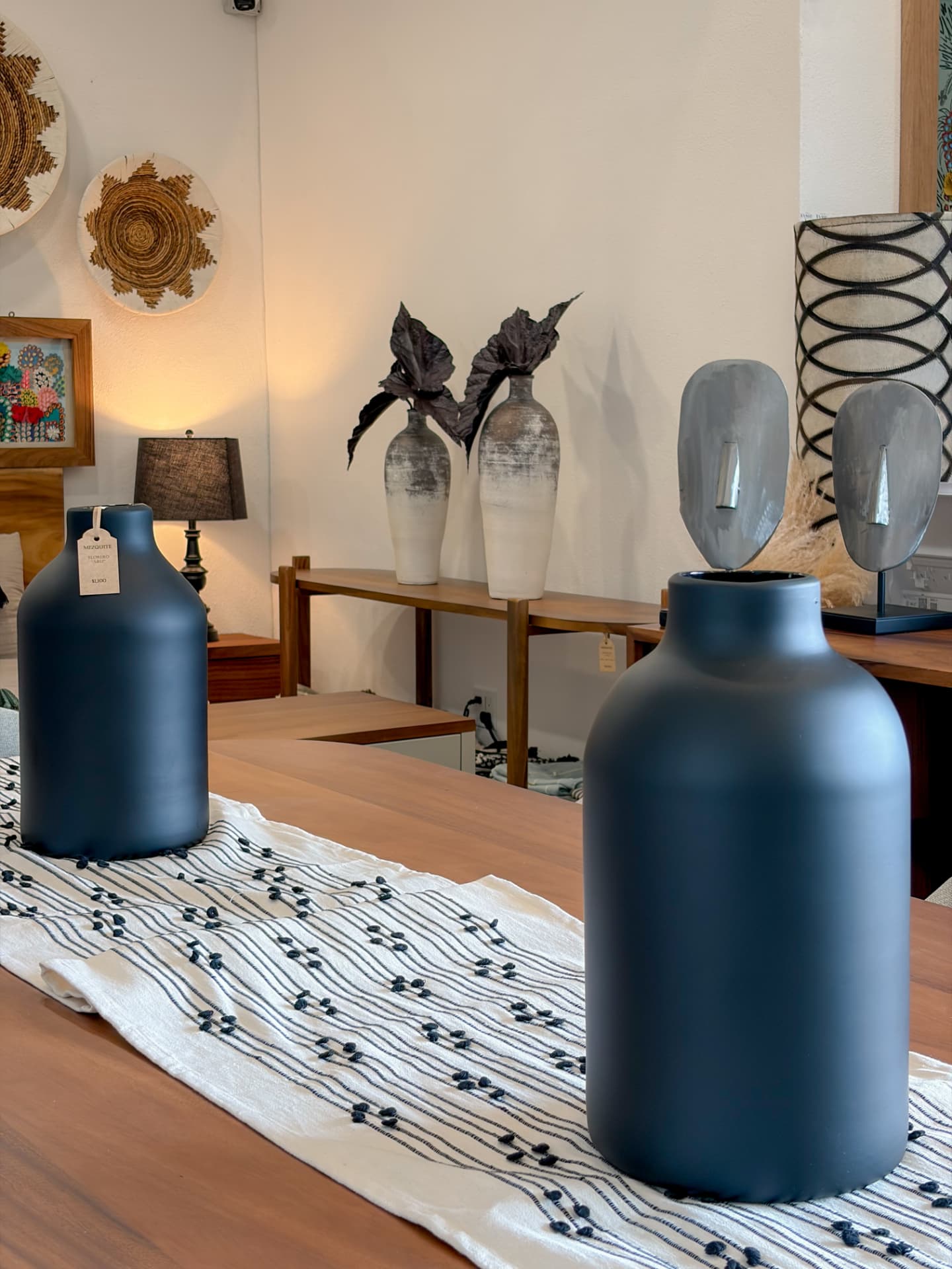 Cojines de textura y objetos de decoración sobre repisas de madera en Mezquite, Los Cabos
