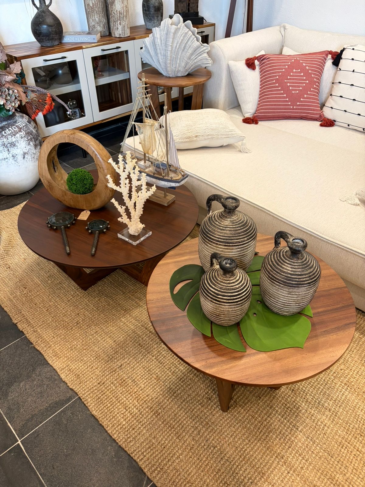 Mesas de centro redondas de parota con cerámica artesanal junto a un sofá de lino, Mezquite